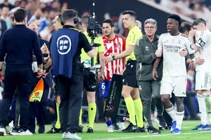 Vinicius Junior phản ứng với Diego Simeone ở trận bán kết Siêu cúp Tây Ban Nha.