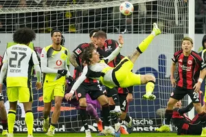 Borussia Dortmund chắc chắn sẽ tiếc nuối với kết quả hòa 3-3 tại Eintracht Frankfurt.