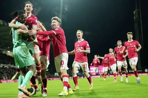 Wrexham loại đội bóng Ngại hạng Anh Nottingham Forest với tỷ số 4-3 trên chấm phạt đền.