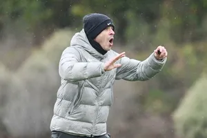 Tân HLV Liam Rosenior ủng hộ chủ sở hữu Chelsea kiên trì theo đuổi chính sách trẻ.