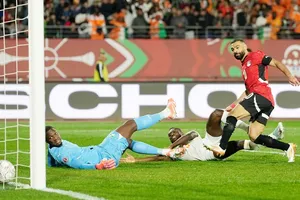 Mohamed Salah ghi bàn giúp Ai Cập loại nhà đương kim vô địch Bờ Biển Ngà với chiến thắng 3-2.