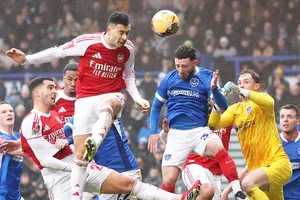 Gabriel Martinelli lập hat-trick đầu tiên trong màu áo Arsenal.