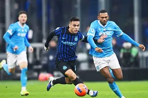 Trận hòa giữa Inter Milan và Napoli khiến cuộc đua vô địch Serie A ngày càng trở nên gay cấn.