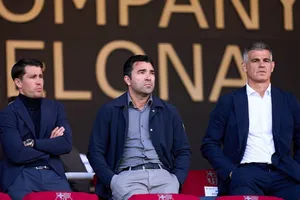 Deco (giữa) thừa nhận bất ngờ khi Real Madrid tuyên bố sa thải Xabi Alonso.