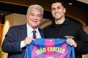 Joao Cancelo trở lại Barcelona theo dạng cho mượn từ Al-Hilal đến cuối mùa giải.