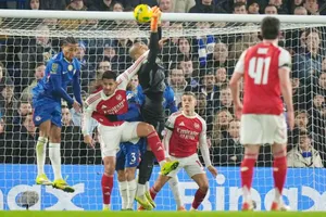 Sai lầm của thủ môn Robert Sanchez khiến Chelsea trả giá bằng thất bại 2-3 trước Arsenal.