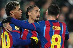 Barcelona thắng 2-0 trước Racing Santander để tiến vào tứ kết Copa del Rey.