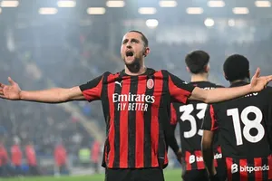 Adrien Rabiot ghi cú đúp giúp Milan ngược dòng thắng 3-1 trên sân của Como.