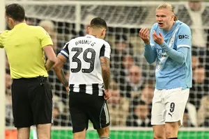 HLV Pep Guardiola cáo buộc trọng tài không công bằng với tiền đạo Erling Haaland vì những pha phạm lỗi với các hậu vệ.