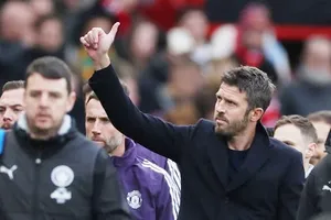 HLV Michael Carrick đã thách thức các cầu thủ Man.United sẵn sàng để đánh bại Arsenal.