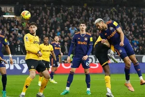 Cơ hội hiếm hoi phút cuối mà Bruno Guimaraes không tận dụng được.