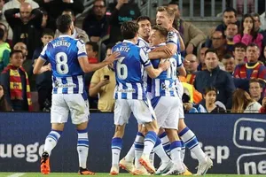 Real Sociedad đánh bại một Barcelona kém may mắn với tỷ số 2-1 vào Chủ nhật.