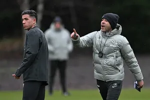 Liam Rosenior và Enzo Fernandez trên sân tập