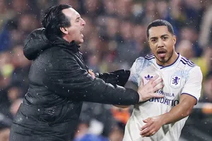 HLV Unai Emery đã cười xòa khi được hỏi về hành động tranh cãi với Youri Tielemans.