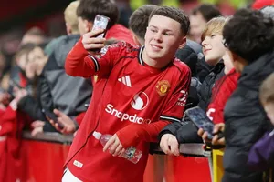 Kai Rooney đã nối gót người cha nổi tiếng Wayne Rooney khi có trận ra mắt chính thức đầu tiên tại sân Old Trafford của Man.United.