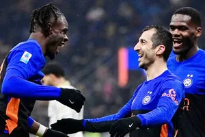 Inter Milan ngược dòng sau khi thủng lưới 2 bàn thua sớm để đánh bại Pisa với tỷ số 6-2.