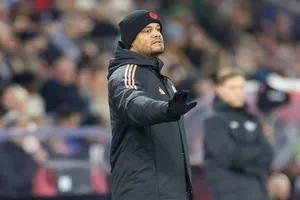 HLV Vincent Kompany của Bayern Munich luôn cố gắng giữ thái độ điềm tĩnh trên sân.