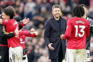 HLV Michael Carrick khởi đầu với chiến thắng ấn tượng 2-0 trong trận derby trước Man.City.