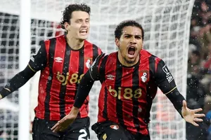 Bournemouth quật ngã Liverpool 3-2 bởi bàn thắng ở phút bù giờ cuối cùng.