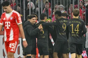 Augsburg buộc Bayern Munich đã phải nhận thất bại đầu tiên tại Bundesliga mùa này.