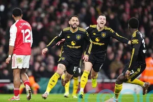 Man.United đánh bại đội đầu bảng Arsenal 3-2 ngày chính trên sân nhà Emirates của họ.