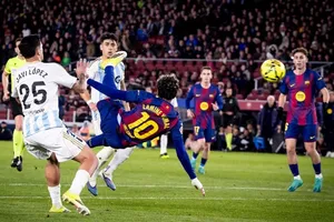 Lamine Yamal ghi bàn thắng bằng cú vô lê đẹp mắt giúp Barcelona đánh bại Oviedo 3-0.