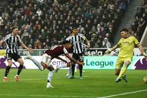 Ollie Watkins ghi bàn nhân đôi cách biệt