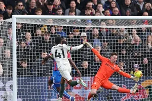 Estevao bứt phá vào khu cấm và ghi bàn mở tỷ số