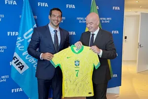 Chủ tịch Liên đoàn bóng đá Brazil Samir Xaud và Chủ tịch FIFA Gianni Infantino (phải).