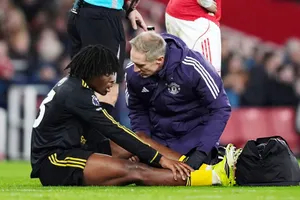 Patrick Dorgu chấn thương trong trận thắng Arsenal