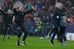 Jose Mourinho ăn mừng khi giúp Benfica đánh bại đội bóng cũ Real Madrid.
