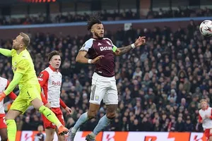 Aston Villa ngược dòng thắng 3-2 trước Salzburg khép lại vòng bảng Europa League.