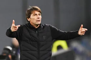 HLV Antonio Conte và Napoli tập trung lại bảo vệ chức vô địch Serie A sau thất bại đáng xấu hổ ở Champions League.