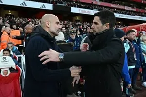 Mikel Arteta (phải) và đàn anh Pep Guardiola