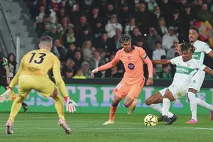 Lamine Yamal ghi bàn và kiến tạo giúp Barcelona thắng 3-1 trước Elche vào thứ Bảy.
