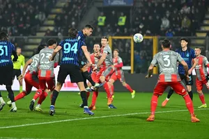 Lautaro Martinez mở tỷ số giúp đội đầu bảng Inter Milan thắng 2-0 trước Cremonese.