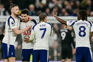 Tottenham hòa Man.City 2-2 đã giúp đối thủ truyền kiếp Arsenal một bước lớn trong cuộc đua vô địch.