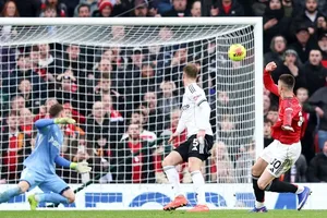 Benjamin Sesko ghi bàn quyết định phút 94