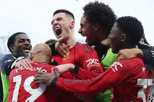 Benjamin Sesko ăn mừng chiến thắng cùng đồng đội