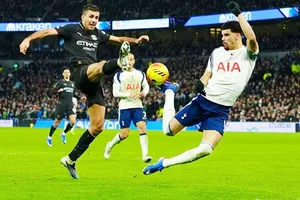 Tiền đạo Dominik Solanke ấn tượng với bàn thắng “đá kiểu bọ cạp” ngoạn mục của mình.