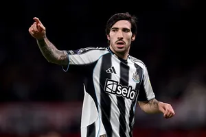 Tiền vệ Sandro Tonali vẫn ở lại Newcastle sau thông tin chào bán cho Arsenal.