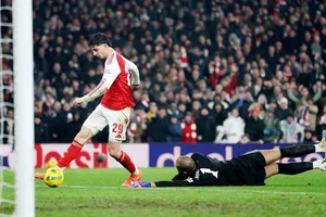 Kai Havertz vượt qua thủ môn Robert Sanchez của Chelsea để ghi bàn.