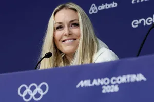 Lindsey Vonn xác nhận bị đứt dây chằng chéo trước ở đầu gối nhưng vẫn tranh tài tại Thế vận hội mùa đông ở tuổi 41.