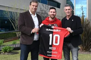 Lionel Messi trong một lần viếng thăm và chụp ảnh với ban lãnh đạo Newell's Old Boys.