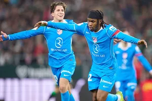 Ademola Lookman ghi bàn và kiến tạo trong trận ra mắt Atletico Madrid.