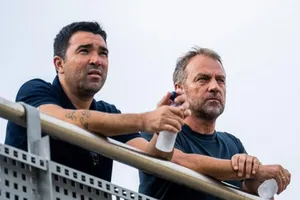 HLV Hansi Flick có mối quan hệ công việc tốt với Giám đốc thể thao Deco.