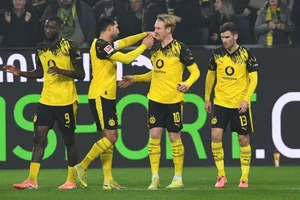 Borussia Dortmund thu hẹp khoảng cách 5 điểm với Bayern Munich để hồi sinh cuộc đua vô địch tưởng chừng đã chấm dứt.