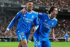 Kylian Mbappe và Alvaro Carreras ghi bàn giúp Real Madrid đánh bại Valencia 2-0.