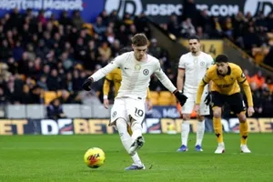 Cole Palmer sút thắng qua phạt đền vào lưới Wolves