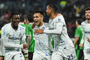 Inter Milan đánh bại Sassuolo 5-0 và nới rộng khoảng cách dẫn đầu Serie A lên 8 điểm.